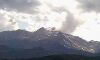 Гора Pikes Peak (высота 4.267 метров) в центральной области Соединенных Штатов, в шт.Колорадо, к западу от Колорадо-Спрингс, в цепи Скалистых гор. Каждый теплый летний день влага тающего снега Скалистых гор создает четырехчасовой ливень с камнепадами.